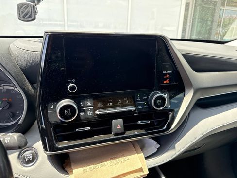 Used 2023 Toyota Highlander XLE FWD image 9