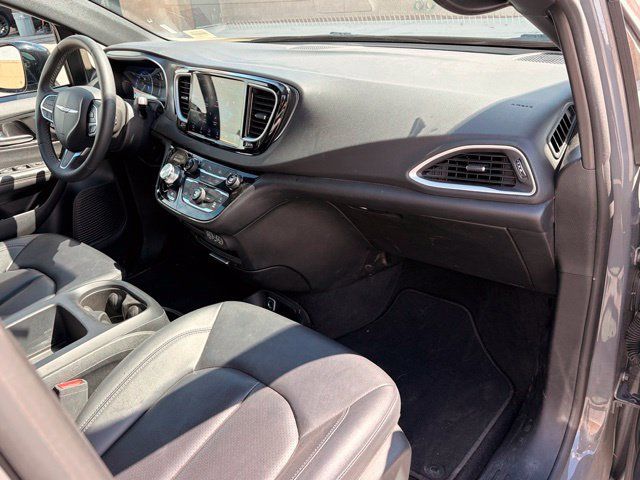 Certified 2025 Chrysler Pacifica Select FWD image 14