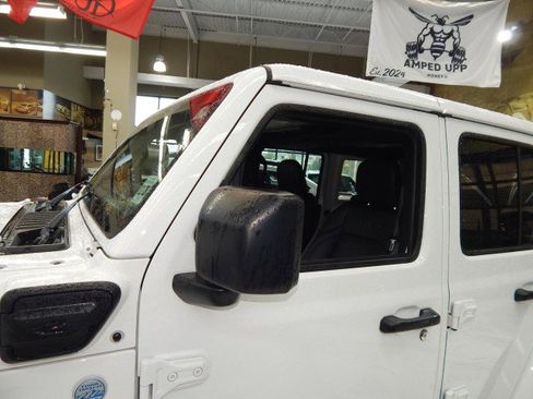 Used 2024 Jeep Wrangler Unlimited Sahara w/ Technology Group image 12