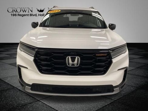 Used 2025 Honda Pilot TrailSport image 2