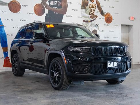 Used 2025 Jeep Grand Cherokee Altitude image 18