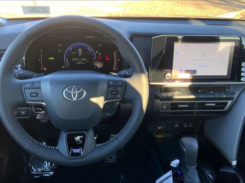 Used 2026 Toyota Camry SE image 5