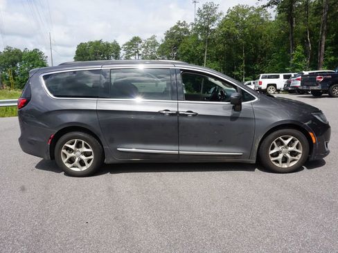 Used 2017 Chrysler Pacifica Touring-L w/ Tire & Wheel Group FWD image 24