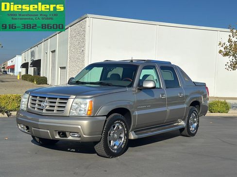 Used 2002 Cadillac Escalade EXT image 1