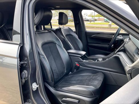 Certified 2024 Jeep Grand Cherokee Altitude image 9