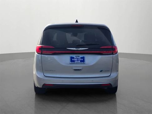 Used 2023 Chrysler Pacifica Touring-L image 5