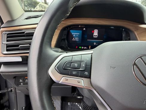 Used 2025 Volkswagen Atlas SE AWD/4WD image 21