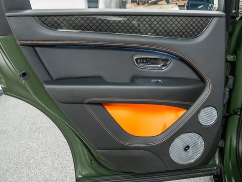 Used 2025 Bentley Bentayga image 40