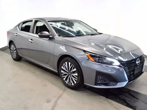 Used 2025 Nissan Altima 2.5 SV FWD image 2