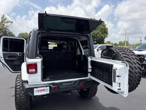 Used 2022 Jeep Wrangler Unlimited Sahara AWD/4WD image 16