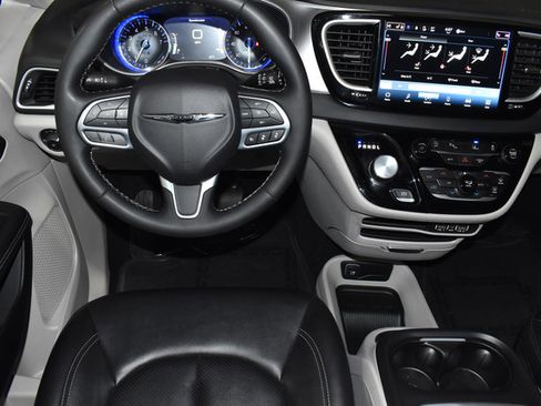 Certified 2024 Chrysler Pacifica Touring-L FWD image 33