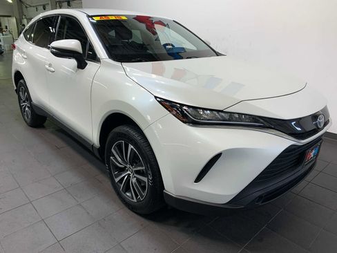 Used 2022 Toyota Venza LE image 2