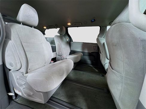 Used 2016 Toyota Sienna LE image 28