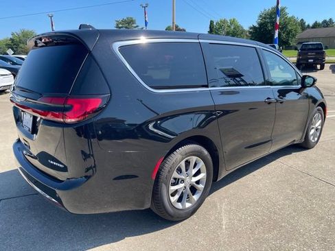 Used 2026 Chrysler Pacifica Limited FWD image 3