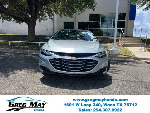 Used 2025 Chevrolet Malibu LT FWD image 2