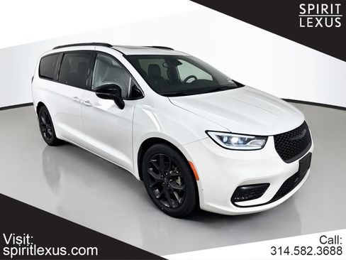 Used 2025 Chrysler Pacifica Limited FWD image 1