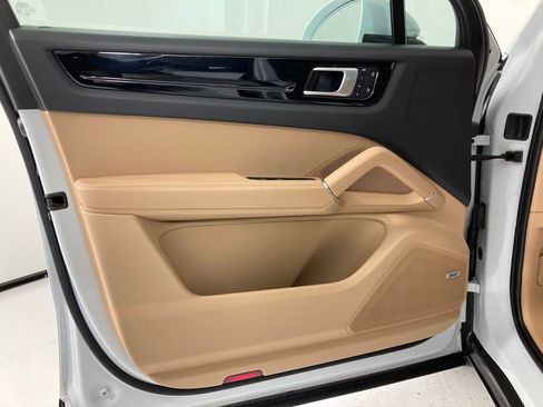 Certified 2023 Porsche Cayenne AWD/4WD image 6