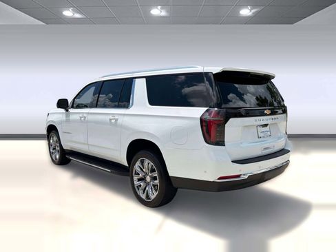 Used 2025 Chevrolet Suburban LT RWD image 3
