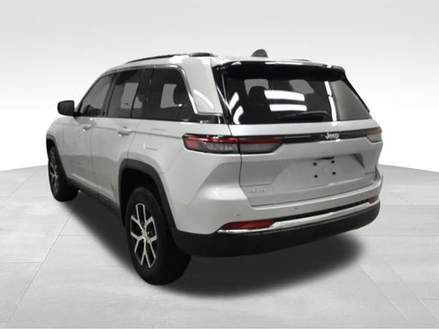 Used 2025 Jeep Grand Cherokee Limited AWD/4WD image 14