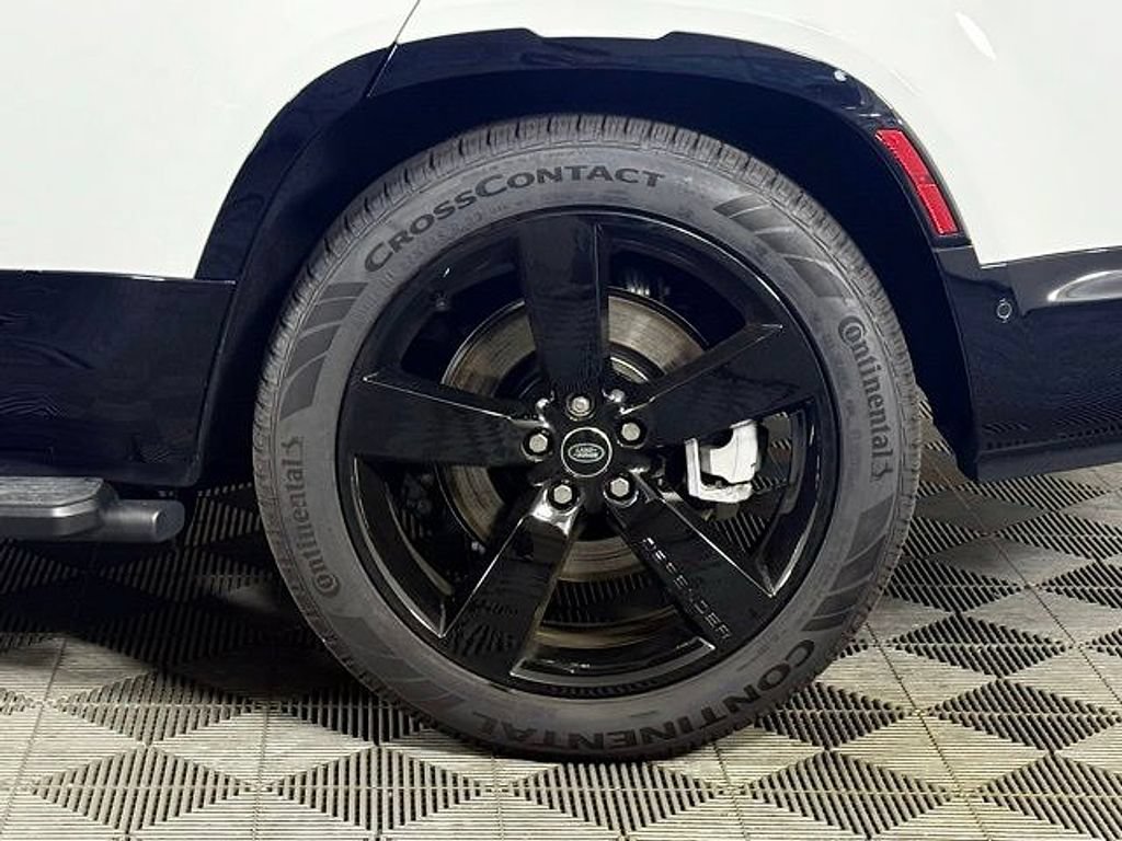 New 2025 Land Rover Defender 130 X-Dynamic SE AWD/4WD image 16