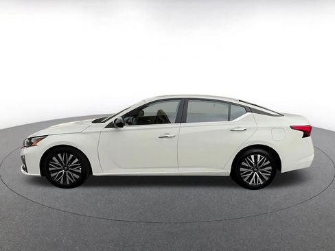 Used 2025 Nissan Altima 2.5 SV image 8