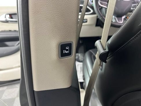 Used 2023 Chrysler Pacifica Touring-L FWD image 46