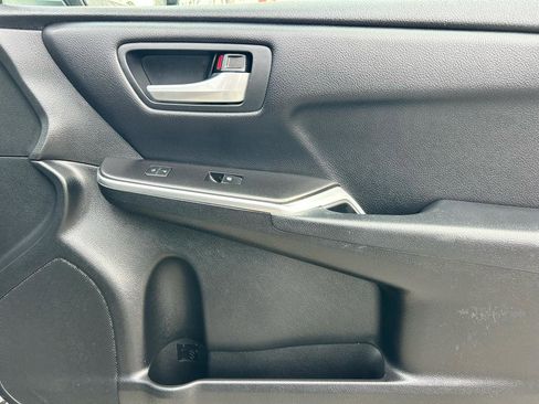 Used 2017 Toyota Camry SE w/ Moonroof Package image 11