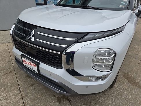 Used 2025 Mitsubishi Outlander SE image 16