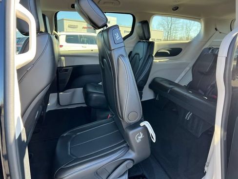 Used 2024 Chrysler Pacifica Touring-L FWD image 5