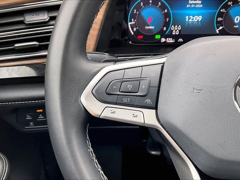 Used 2025 Volkswagen Atlas SE image 22