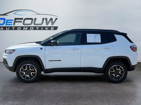 Used 2025 Jeep Compass Trailhawk AWD/4WD image 6