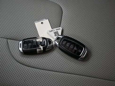 Used 2023 Hyundai Elantra Limited w/ Preferred Accessory Package FWD image 32