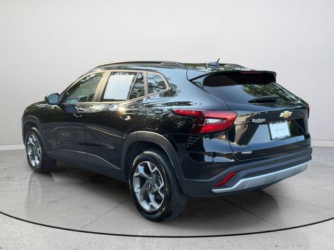 Used 2025 Chevrolet Trax LT FWD image 9