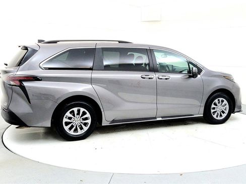 Used 2024 Toyota Sienna XLE image 6