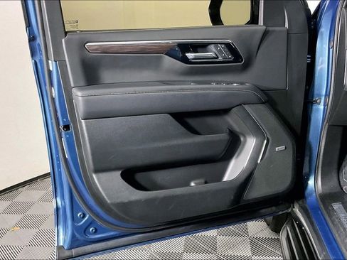 Used 2025 Chevrolet Suburban Premier image 24