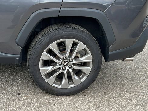 Used 2022 Toyota RAV4 XLE Premium image 12