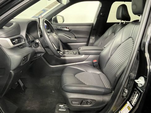 Used 2023 Toyota Highlander L image 10