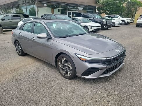 Used 2025 Hyundai Elantra SEL FWD image 2