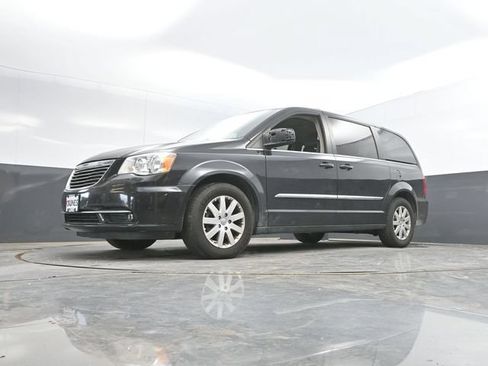 Used 2016 Chrysler Town & Country Touring FWD image 44