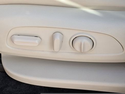 Used 2023 Buick Enclave Essence image 17