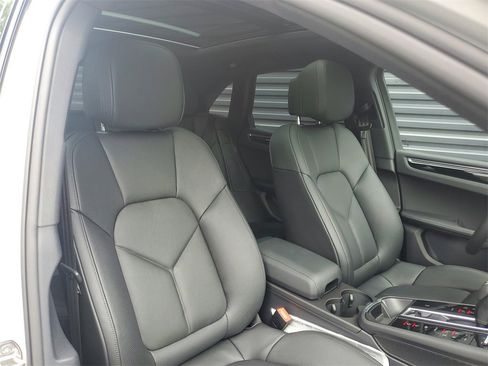 Used 2025 Porsche Macan image 19