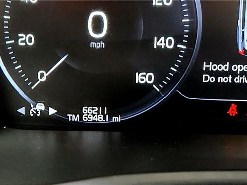 Used 2018 Volvo XC90 T8 R-Design w/ Convenience Package image 18