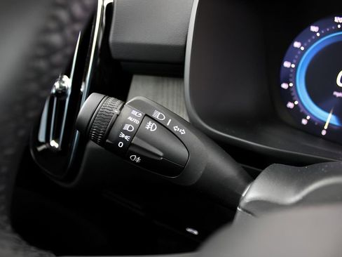 New 2025 Volvo XC40 B5 Core w/ Protection Package Premier image 16