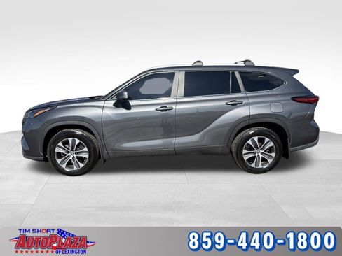 Used 2023 Toyota Highlander XLE image 2