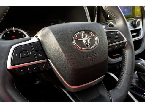 Used 2024 Toyota Highlander XLE image 32