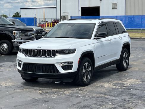 Used 2023 Jeep Grand Cherokee 4WD 4xe image 3