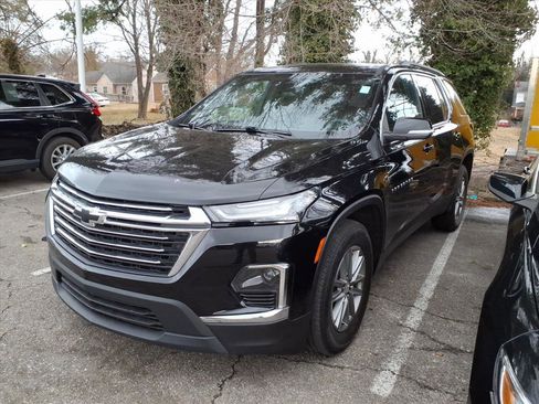Used 2023 Chevrolet Traverse LT image 2
