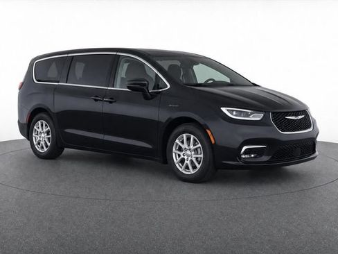 Used 2023 Chrysler Pacifica Touring-L FWD image 1