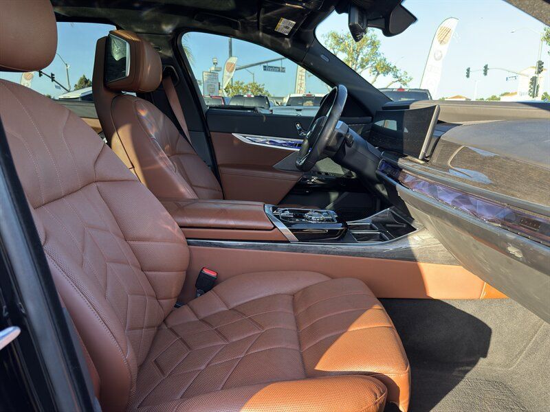 Used 2025 BMW i7 eDrive50 w/ M Sport Package RWD image 55