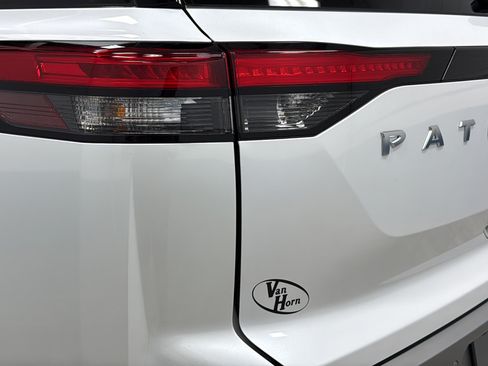 Used 2025 Nissan Pathfinder SL AWD/4WD image 40